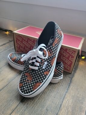 BNIB Vans Black Canvas Low-top Sneakers with Tiger Floral Print (W8/M6.5)